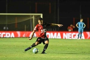 Manuel Fabatía Alex Vigo fue una de las figuras de Colón. Entendió muy bien la función de lateral-volante y a pesar de que tiene mucho por mejorar, es uno de los jugadores en crecimiento.