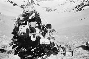 Archivo El Litoral Zerbino auténtico y en cuarentena.  Para mi la montaña, a la cual ya volví unas 15 veces, te conecta con esa realidad infinita. Es tan grande, ves lo pequeño que sos y te das cuenta que todo es relativo. Se te apaga la mente, entras en un estado de contemplación donde la presencia de Dios es infinita. Hoy apagamos el mundo y tenemos la oportunidad de reflexionar, de distinguir lo esencial de lo secundario. Tengo a mi madre de 97 años, y como la quiero tanto, la saludo de atrás de las rejas, le hablo, le canto, se ríe. Y a veces me pide que entre. Voy entonces, con mi tapaboca, y con los pies, le toco los suyos, le hago bromas y se ríe. Después me voy, me mira y le digo que no la quiero contagiar. ¿Sabes las ganas que tengo de abrazarla y ella a mí? Pero cuando si podemos, no lo hacemos, ¿por qué tenemos que perder las cosas para recién valorarlas? ¿Por qué llegamos a ese estado tan deprimente de valorar la vida cuando nos estamos muriendo?