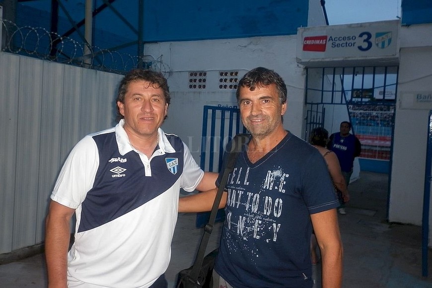 ELLITORAL_313128 |  El Litoral Raúl Aredes con el jefe de Deportes de El Litoral en cancha de Atlético Tucumán. Muchos recuerdan aquélla famosa discusión sobre si él y Madelón podían jugar juntos. Lo hicieron pocas veces, en ese equipo que dirigía el Flaco Zuccarelli.