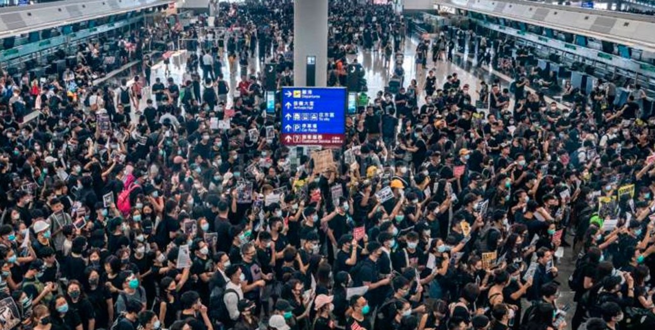 Manifestantes bloquean el aeropuerto en Hong Kong