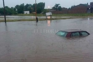 ELLITORAL_275923 |  El Litoral El conductor del vehículo quedó atrapado en el interior. Fue rescatado por oficiales de la policía y llevado al Protomédico.