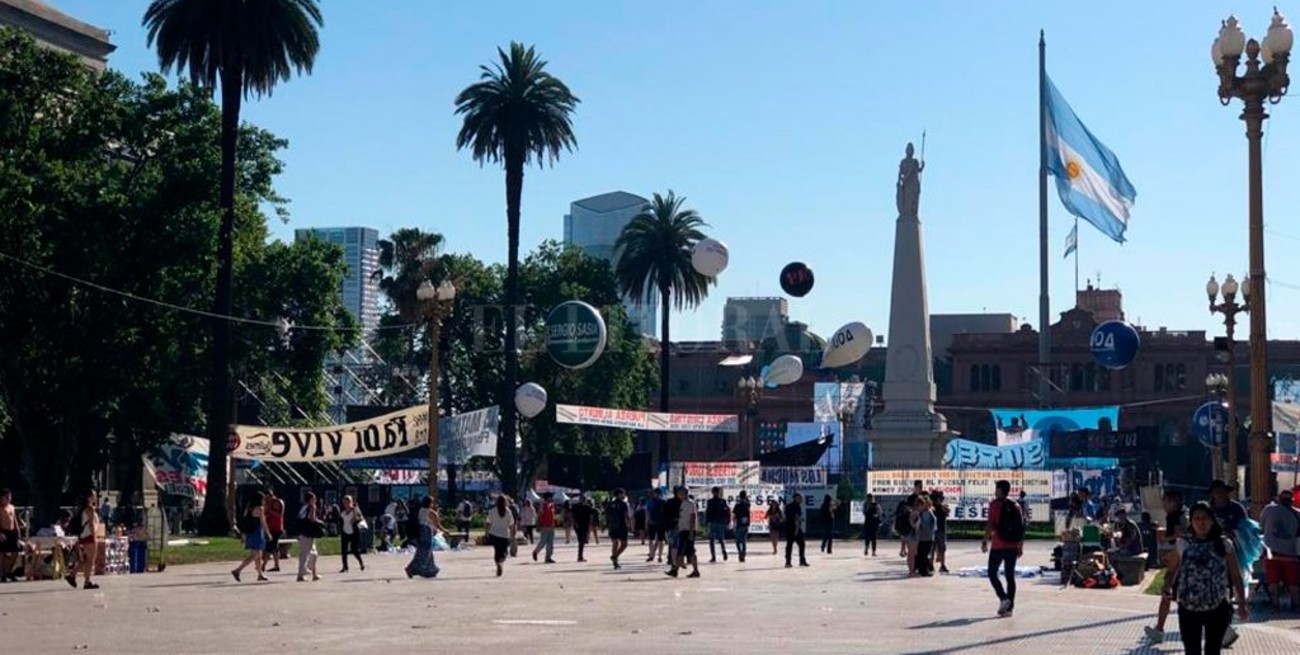 Plaza de Mayo se colma de militantes a la espera de Alberto presidente 