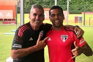 ELLITORAL_365800 |  Gentileza Gustavo Nepote junto a Dani Alves, aquél enorme marcador de punta que jugó con Messi en el Barcelona, emblema de la selección brasileño y que hoy es un  enganche falso  en San Pablo.
