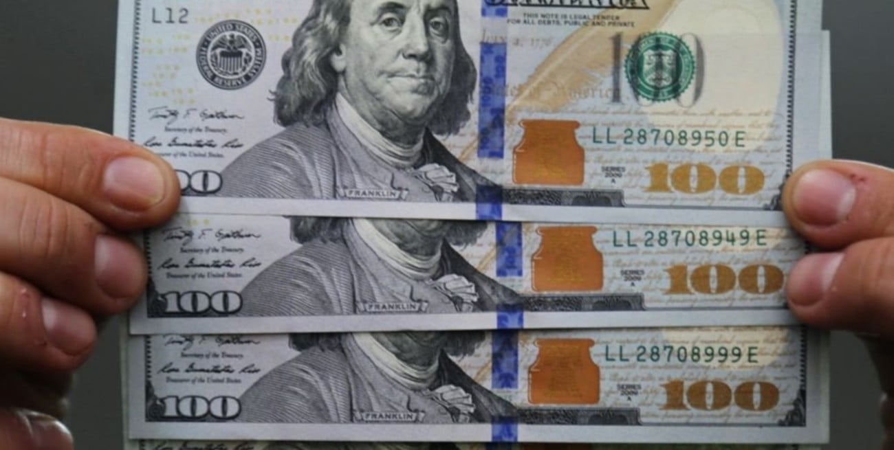 El dólar oficial abrió a $ 73 y el blue se vende $ 127