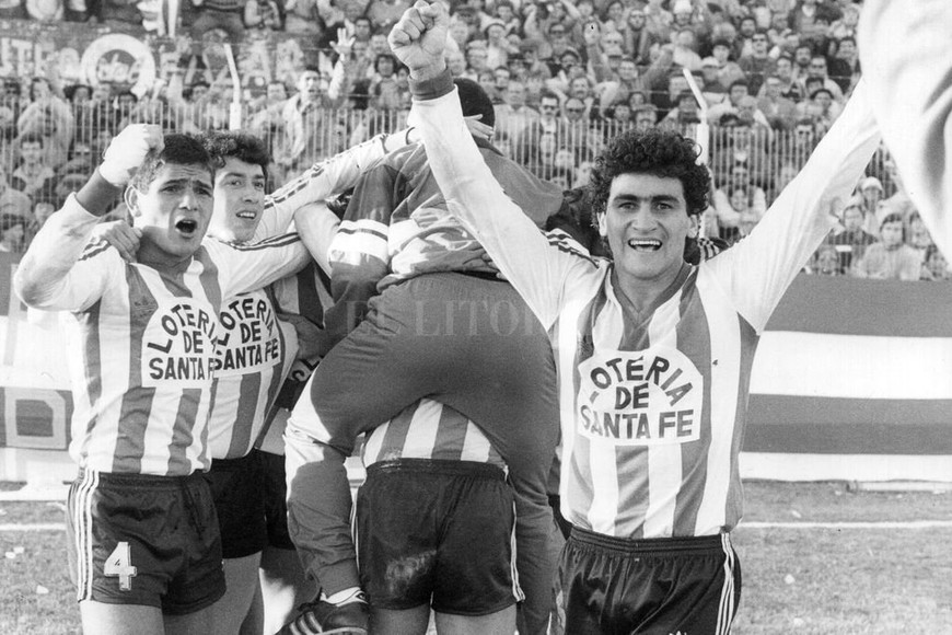 ELLITORAL_342388 |  El Litoral El júbilo de tres productos bien tatengues: el Beto Acosta, el Negro Altamirano y Luis Abdeneve. Fue la tarde de la victoria ante Racing de Córdoba en Santa Fe. Tres días después, llegó el partido desempate en la Bombonera.  Yo tenía para irme a jugar a España, pero decidí venir a Unión porque es mi casa y me necesitaba , dijo Abdeneve.