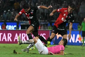 ELLITORAL_327426 |  Carolina Niklison ¿Qué  Pulga  le picó?. Tomás Chancalay al lado de Luis Miguel Rodríguez el día de la histórica Final Única de la Copa Sudamericana. Todos esperan, en el Mundo Colón, que ponga su firma para renovar.