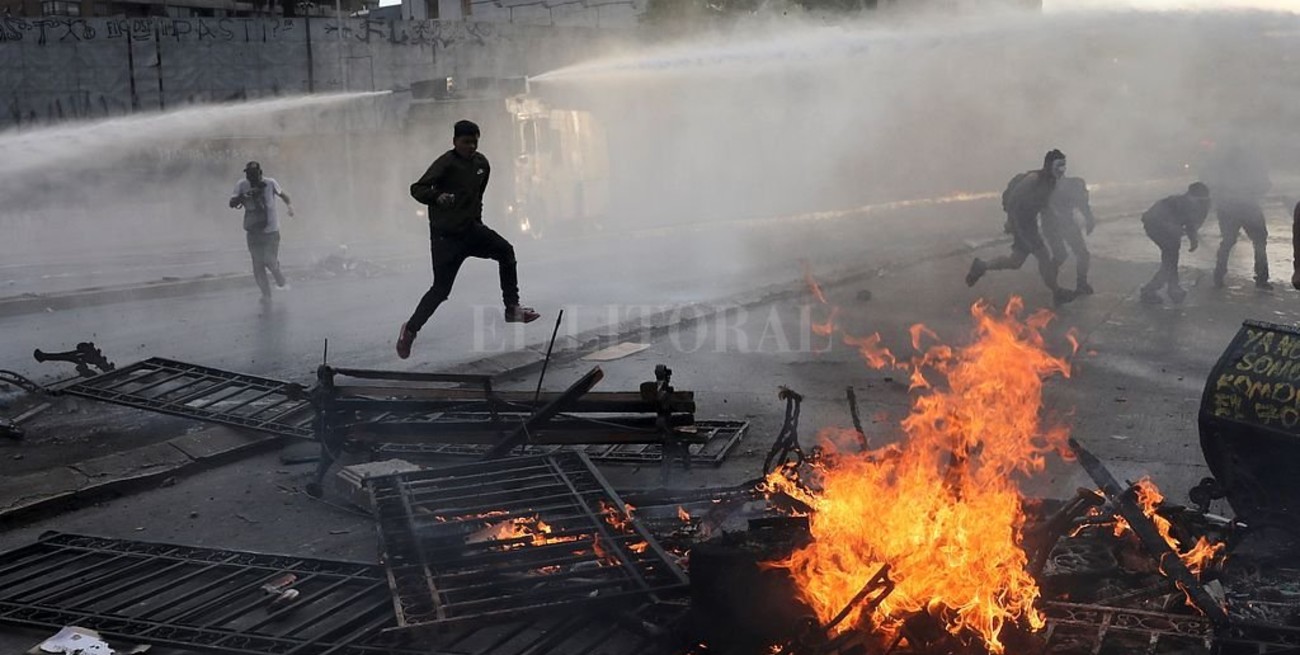 Violencia, masivas protestas y desplome del peso en otra jornada de caos en Chile