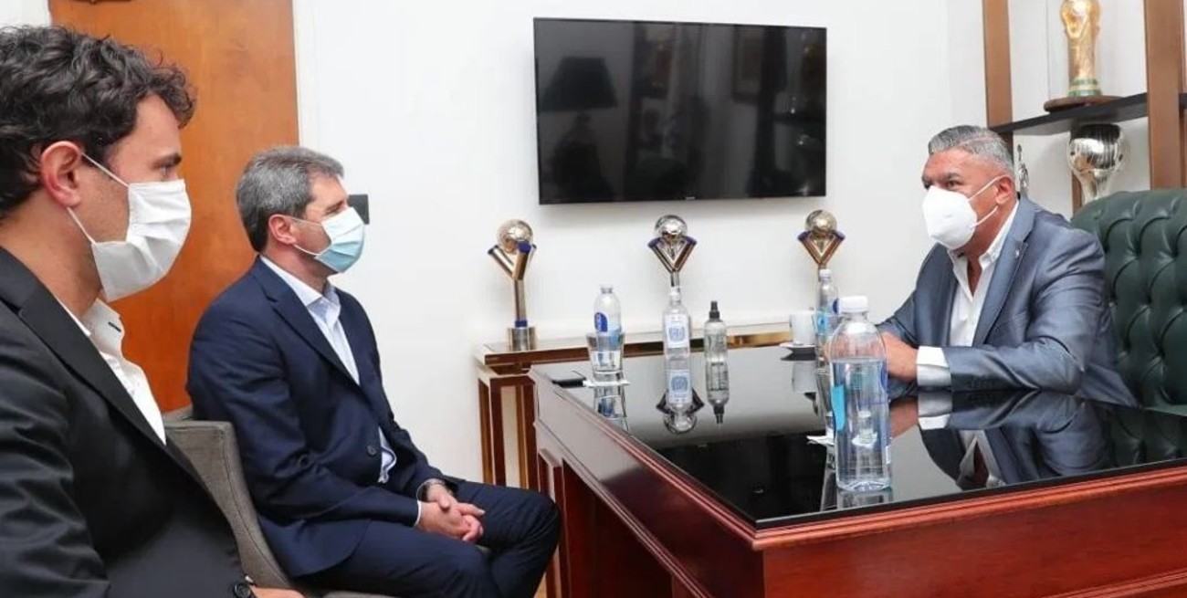 Claudio Tapia se reunió con el embajador de Vietnam con miras a una cooperación en el fútbol