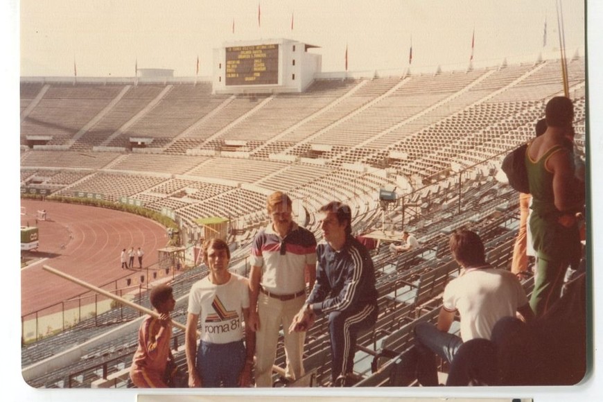 ELLITORAL_290509 |  Archivo El Litoral En el Estadio Nacional de Lima. Guillermo, durante un Campeonato Sudamericano, junto al profesor Elvio Schneider (su entrenador en el Club Atlético Colón) y el vallista Rodolfo Iturraspe. Los tres, formaron parte del equipo argentino en el certamen.