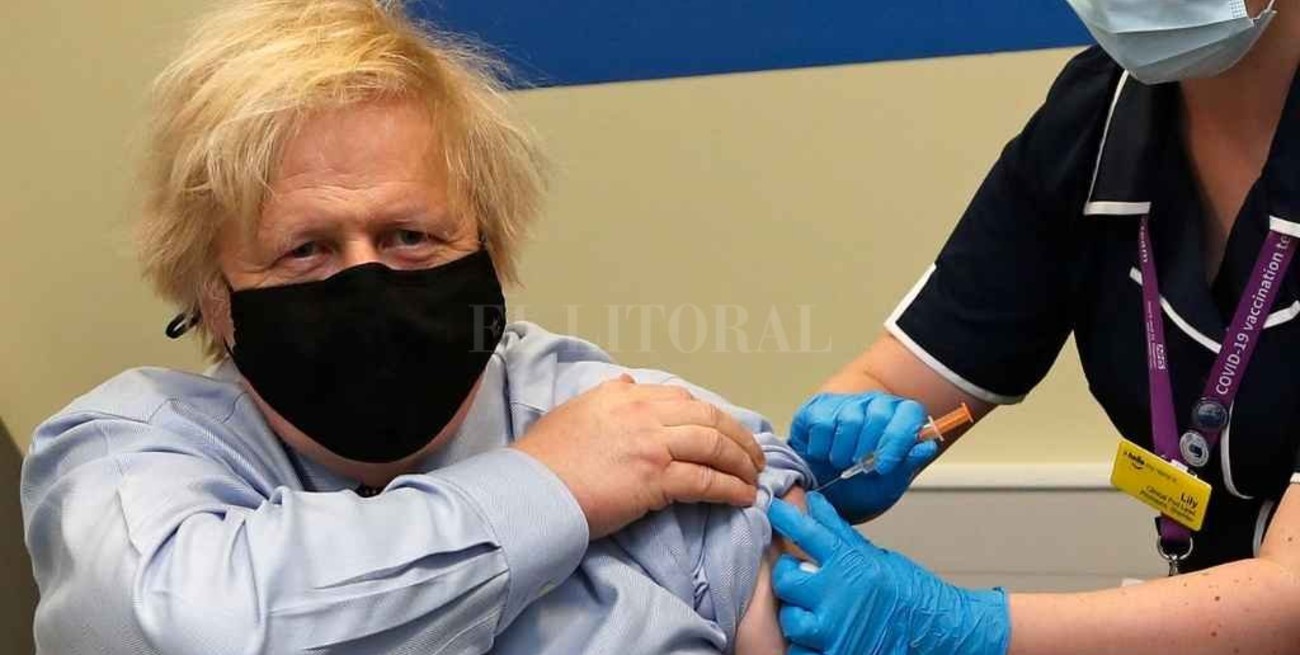 El primer ministro británcio se inoculó con la cuestionada vacuna de AstraZeneca/Oxford