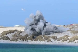 Gentileza Detonación de la última bomba en la bahía Yorke. La fotografía fue suministrada a Gustavo Peretti por Teena Ormond, residente de Malvinas.