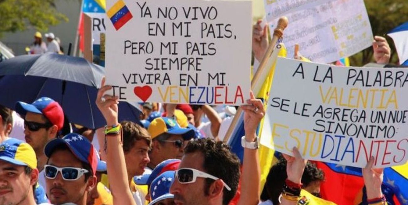 Estudiantes universitarios marcharon a favor y en contra del chavismo en Venezuela