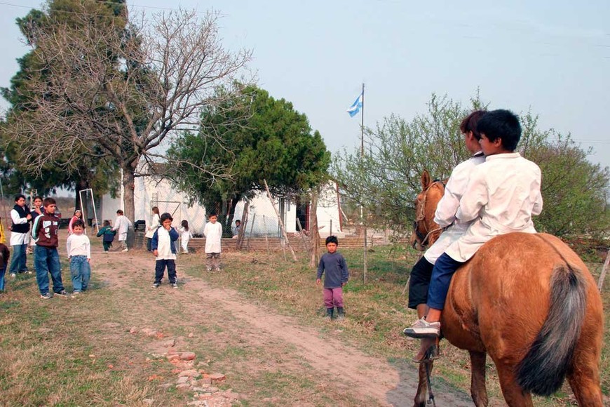 ELLITORAL_309065 |  Gentileza Hasta que vuelva normalidad. El registro gráfico histórico es de los archivos de El Litoral, y muestra a dos alumnos llegar a caballo a la escuelita rural.