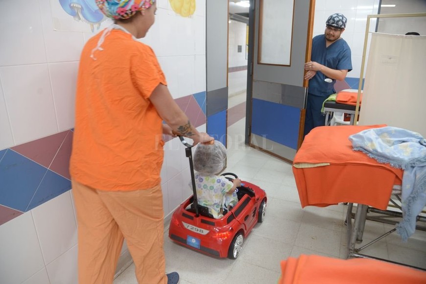 ELLITORAL_263608 | Sergio Ruíz Los chicos están muy felices porque se termina con ese desarraigo que sufren los chicos cuando los sacas de los brazos de su mamá para llevarlos al post operatorio , resaltó Figueroa, quien tuvo la idea de empezar a utilizar este método en Paraná.
