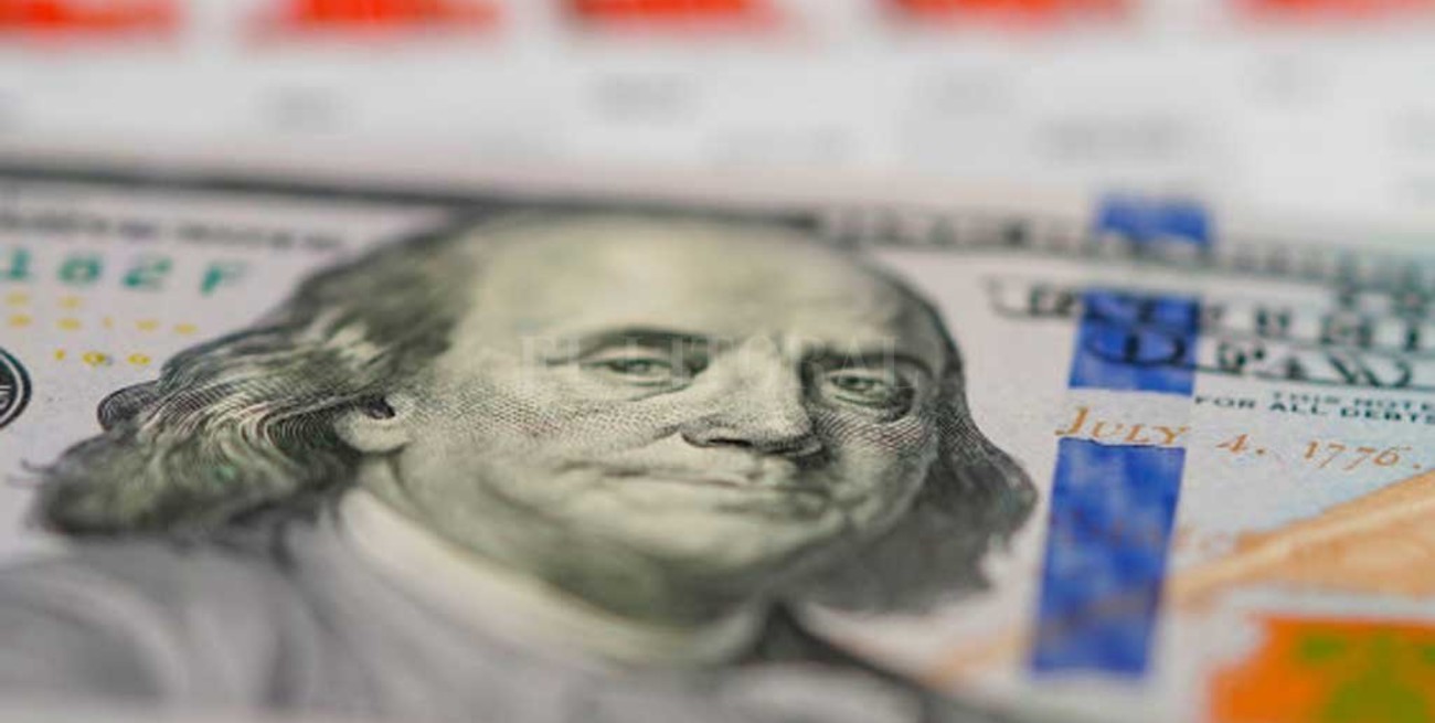 "Es más sencillo y directo decir que no se vende más dólar ahorro", señala un especialista