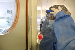 ELLITORAL_325906 |  Télam Télam 12/09/2020 Buenos Aires: Programa de rehabilitación intensiva de Hospital Álvarez, personas con coronavirus que superan las internaciones en terapia intensiva deben enfrentar secuelas cognitivas, psicológicas y físicas por las cuales pueden llegar a desconocer a sus familiares o no poder interpretar indicaciones sencillas,  consecuencias que abordan kinesiólogos, psicólogos y nutricionistas que con distintas herramientas buscan que el paciente se recupere y pueda volver a valerse por si mismo. Foto: Alfredo Luna/amb