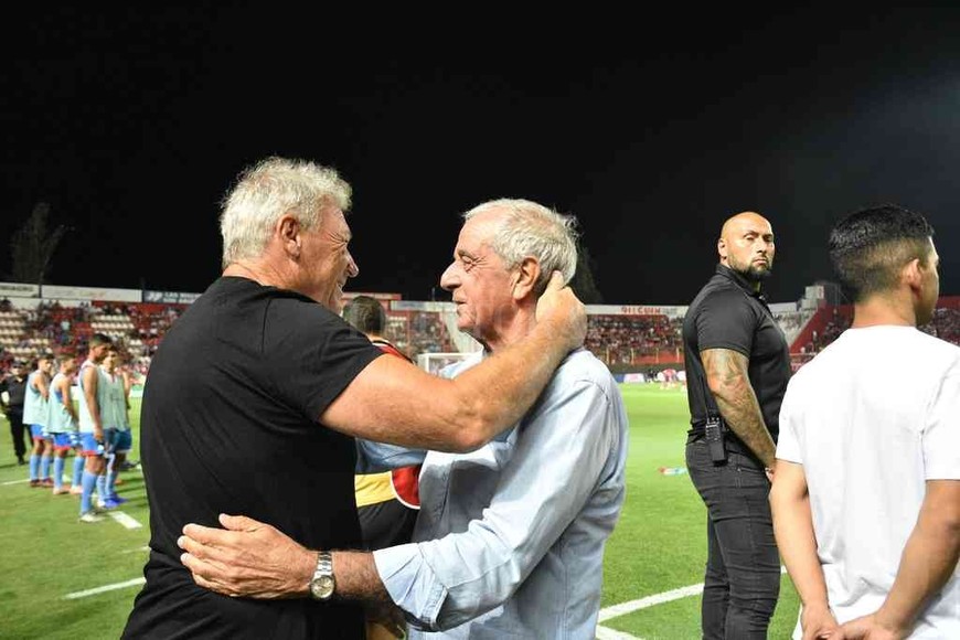 ELLITORAL_345793 |  Manuel Fabatía El presidente de River, Rodolfo D´Onofrio se estrecha en un abrazo con Nery Pumpido. D´Onofrio era un hincha de River por aquel entonces (su padre había sido presidente de la Afa en esa década del 70) y Nery, algunos años después, ocupó el arco millonario y fue campeón de todo.