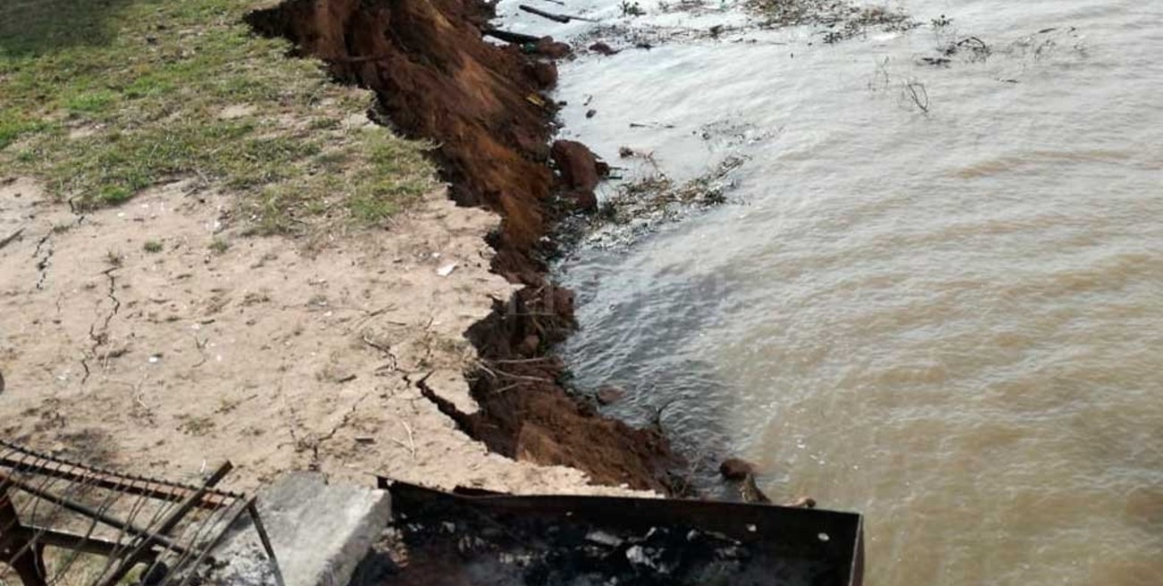 Evacuaron 11 familias por desmoronamientos en la barranca del río Coronda