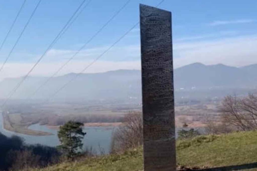 ELLITORAL_341942 |  Gentileza Otro monolito de metal, esta vez en Rumania.