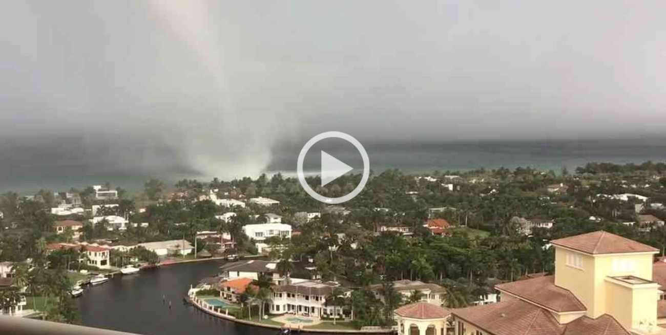 Video: Impactante tromba marina pasó frente a la costa de Miami