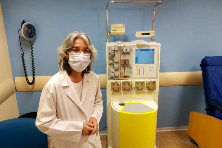 ELLITORAL_300551 |  Gentileza. Alejandra Vellice, jefa de Hemoterapia del Hospital de Clínicas (Buenos Aires) en el espacio destinado a la colecta de plasma, y junto a un separador celular.