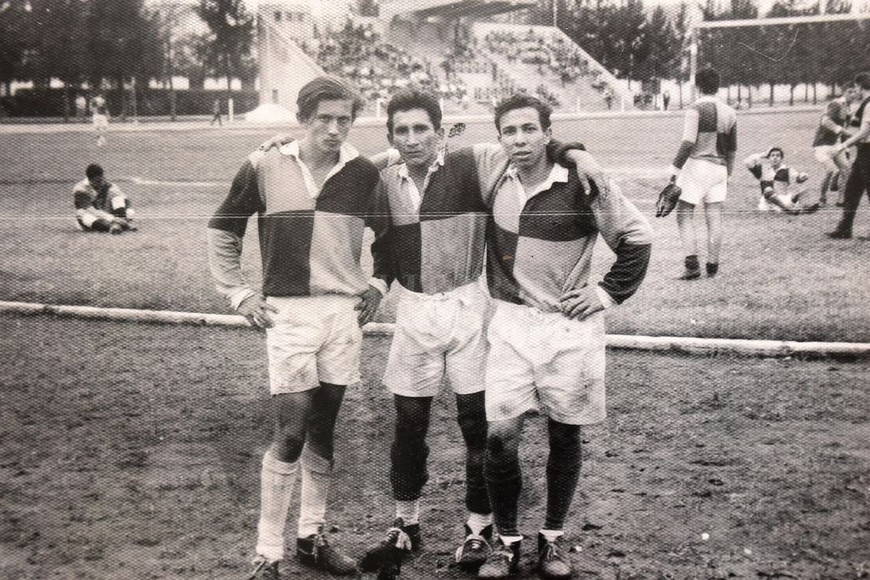 ELLITORAL_317319 |  Gentileza Como jugador. En la histórica cancha del Liceo Militar General Manuel Belgrano, junto a Oscar Zalazar y Luis Lassaga, con la camiseta de El Quilla.