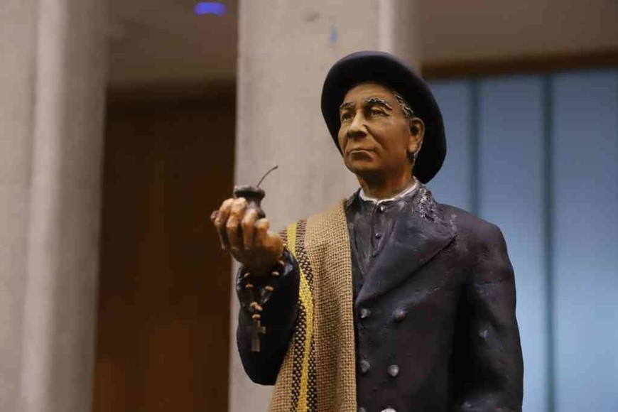 ELLITORAL_363077 |  Imagen ilustrativa La escultura del artista local Julio Incardona recuerda la obra y cualidades de José Gabriel Brochero.