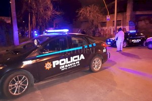 ELLITORAL_258483 |  El Litoral Agentes policiales cortaron las calles aledañas a Risso al 1600, mientras los investigadores trabajan en la escena del suceso.