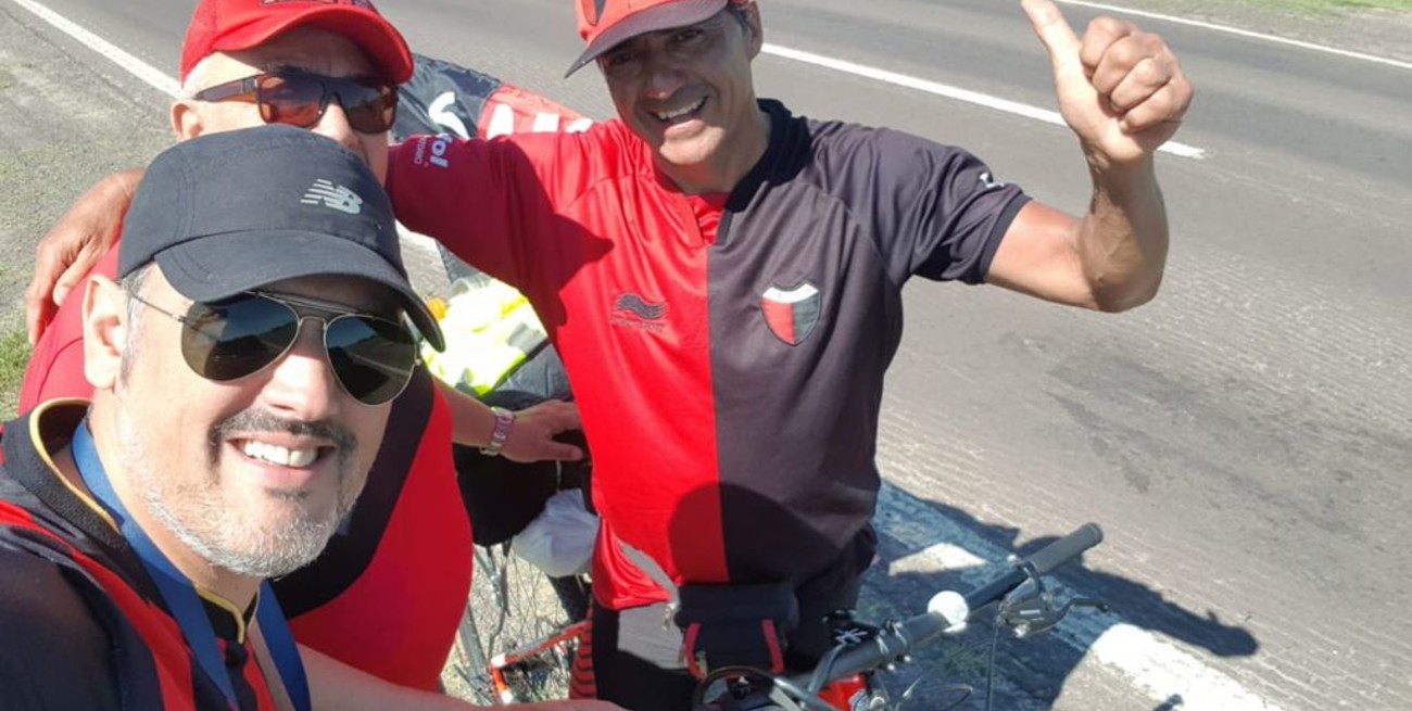 El hincha Sabalero que viaja en bici a Asunción tendrá su entrada para la final