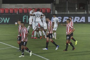 ELLITORAL_363011 |  Eva Cabrera Télam 13/03/2021 La Plata: Festejos del gol de Luis "Pulga" Rodríguez a favor de Colón que vence en su visita a Estudiantes 1-0 en el Copa de la Liga Ptrofesional. Foto: Eva Cabrera