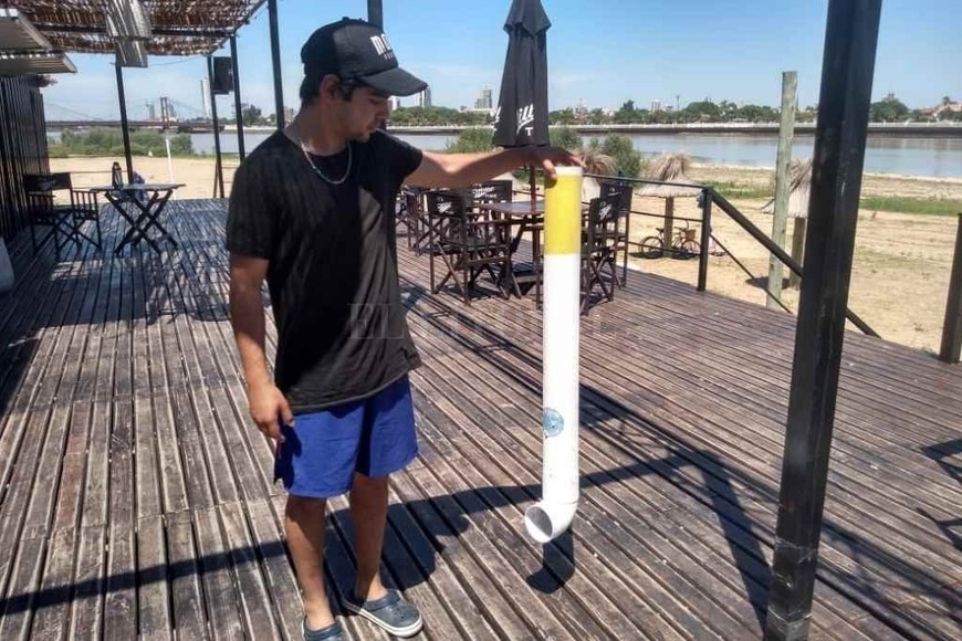 ELLITORAL_344819 |  El Litoral Cigarrillo gigante. El parador de playa de la punta norte de la costanera Este cuenta con este cigarrillo gigante que hace las veces de depósito de colillas.