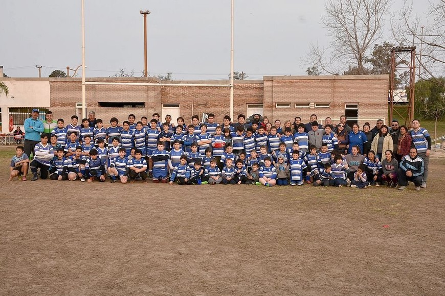 ELLITORAL_258841 |  Luis Cetraro Infantiles. Un parte de la gran cantidad de niños que disfrutan de las categorías formativas en la entidad, junto a sus entrenadores y colaboradores.
