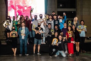 ELLITORAL_350252 |  Gentileza Ova Sosa Los ganadores en el final de la ceremonia, con las nuevas estatuillas diseñadas por los artistas visuales Agustín Miguez y Leonel Collazo.