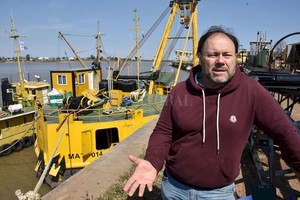 ELLITORAL_261637 |  Luis Cetraro A la orden. El perito naval, Carlos Paz, lleva 35 años en la empresa de salvamento. En su haber tiene el reflotamiento de 11 toneladas de oro de un barco chileno hundido en el Estrecho de Magallanes.