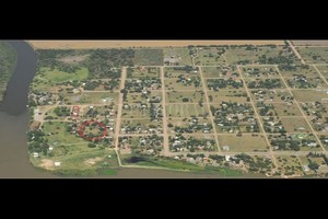 ELLITORAL_367503 |  Comuna de Puerto Gaboto Vista aérea de la población de Puerto Gaboto donde se encuentra el sitio arqueológico (marcado con un círculo rojo). A la izquierda el río Carcarañá.