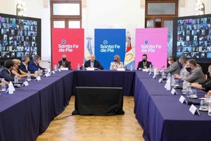 ELLITORAL_352607 |  Gobierno de Santa Fe Perotti con sus ministros y secretarios más los intendentes y presidentes comunales que estuvieron en la reunión en forma presencial.
