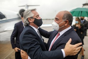 ELLITORAL_355279 |  ESTEBAN COLLAZO El presidente Alberto Fernández saluda al gobernador de Tucumán, Juan Manzur, tras su arribo a dicha provincia.