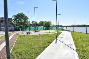 Flavio Raina Plazoleta. Está ubicada en la intersección de las calles Rosaura Schweizer y Gabriela A. Ullúa, rodeada por la bicisenda y por la vereda drenante que también tiene baldosas podotáctiles.