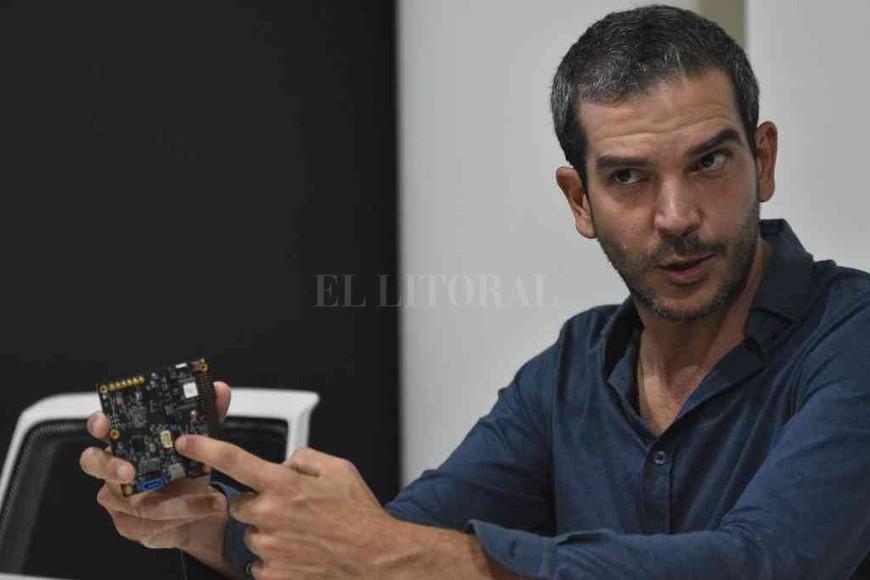 ELLITORAL_361004 |  Manuel Fabatía Diego Favarolo muestra el estándar de hardware del espacio (CubeSat), el nanosatélite líder del segmento espacial. En 2013, el experto fue nominado como una de las  11 mentes más influyentes en todo el mundo en el área de tecnología .