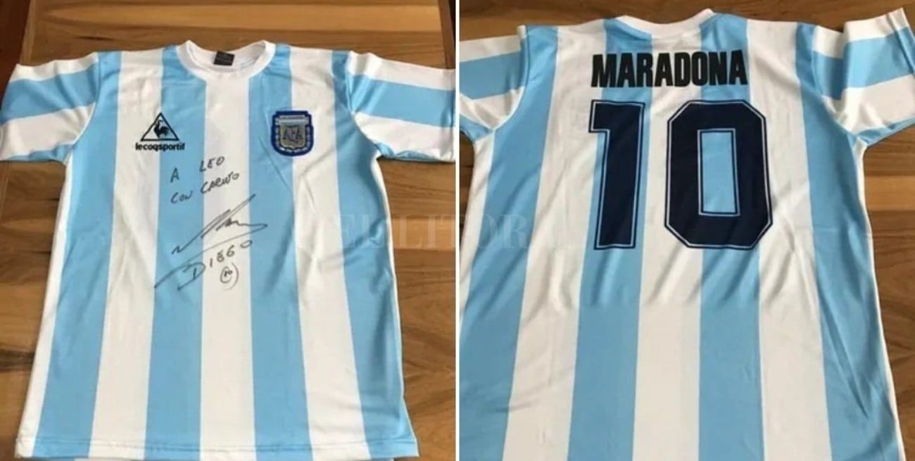 Insólito: piden hasta 15 millones de pesos por una camiseta firmada de Maradona