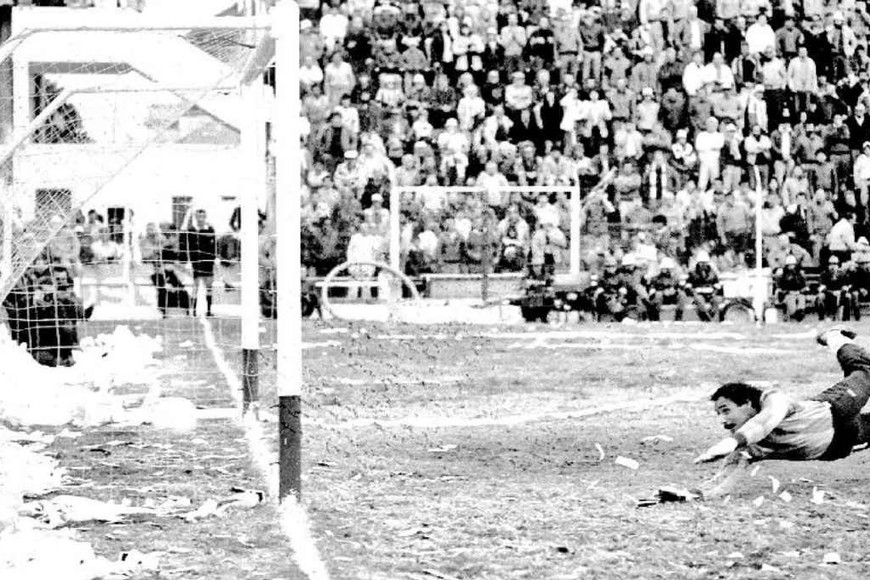 ELLITORAL_316477 |  Archivo El Litoral La estirada de Wirzt no alcanza para detener el remate de Madelón, luego del toque de Humoller en la salida del tiro libre que decretó la victoria en el segundo clásico. Fue hace 31 años.