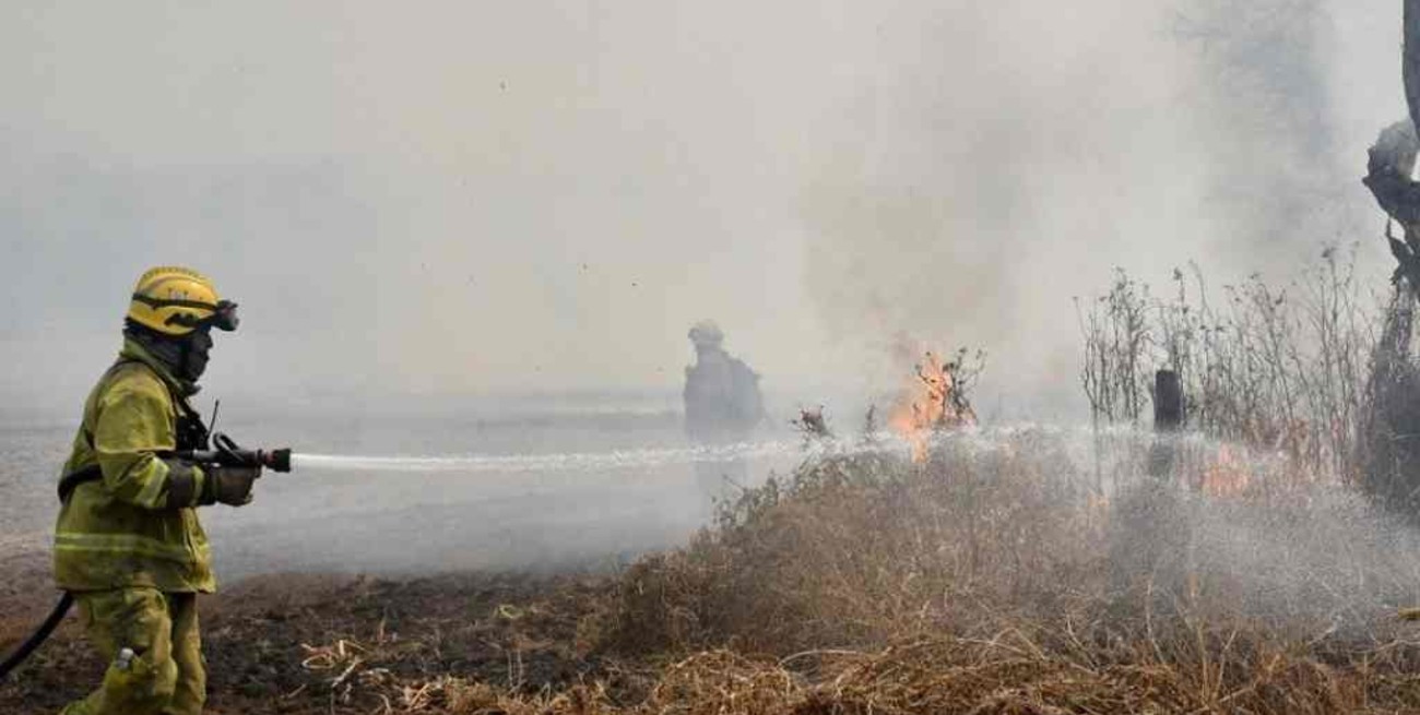 Córdoba y Neuquén mantienen focos activos de incendios forestales
