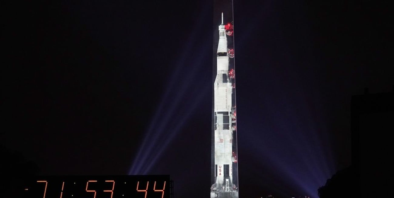 El Monumento a Washington se convierte en cohete en honor al Apolo 11