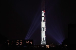 ELLITORAL_254645 |  Xinhua (190717) -- WASHINGTON, 17 julio, 2019 (Xinhua) -- Imagen del 16 de julio de 2019 de un cohete Saturn V, que fue usado durante la misión de alunizaje del Apollo 11, siendo proyectada sobre el Monumento a Washington, en Washington D.C., capital de Estados Unidos. La proyección se llevó a cabo para celebrar el 50 aniversario del alunizaje del Apolo 11. (Xinhua/Liu Jie) (jg) (ah)