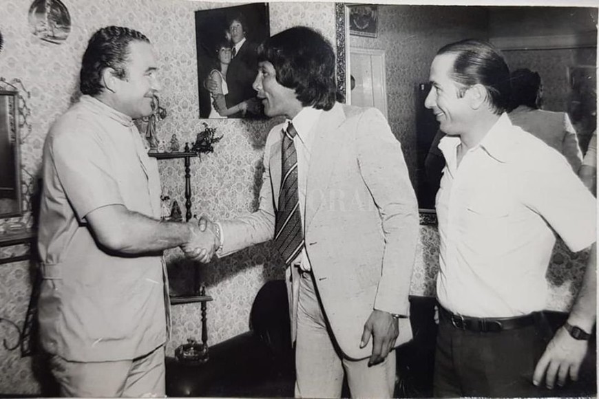 ELLITORAL_337806 |  Archivo El Litoral Carlos estrecha la mano del doctor Antonio Pizzi, el papá de Juanchi, que alguna vez fue candidato en Colón. Lo acompaña su amigo Pancho, como siempre.