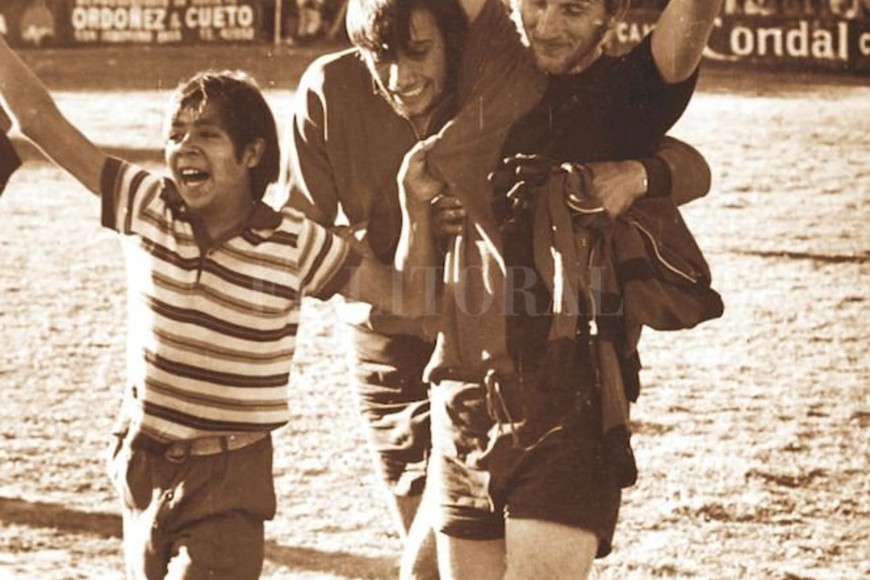 ELLITORAL_265249 |  Archivo El Litoral José Luis Mottura se lleva la pelota del partido, abrazado por el Flaco Constantino. Fue el 1 de noviembre de 1970.