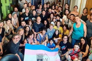 ELLITORAL_273885 |  Gentileza. Integrantes del proyecto Género y Familia en el último encuentro del año, junto con el coordinador Andy Panziera, referente de la guía que se presentará el miércoles en Buenos Aires.