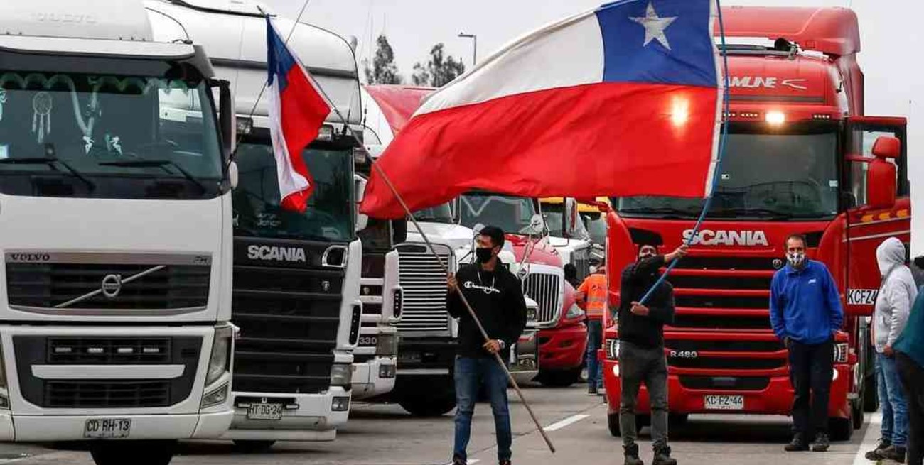 Sin acuerdos, continúa la huelga de camioneros en Chile 
