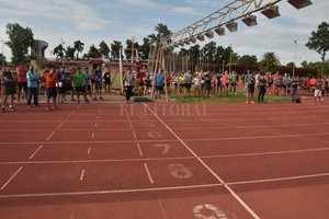 ELLITORAL_362999 |  Mauricio Garín El momento del merecido homenaje y una parte de los numerosos presentes.
