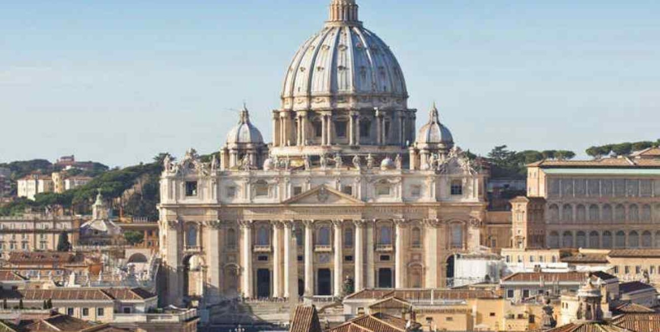 Por la crisis económica en el Vaticano, el Papa recorta el 10% del sueldo a cardenales